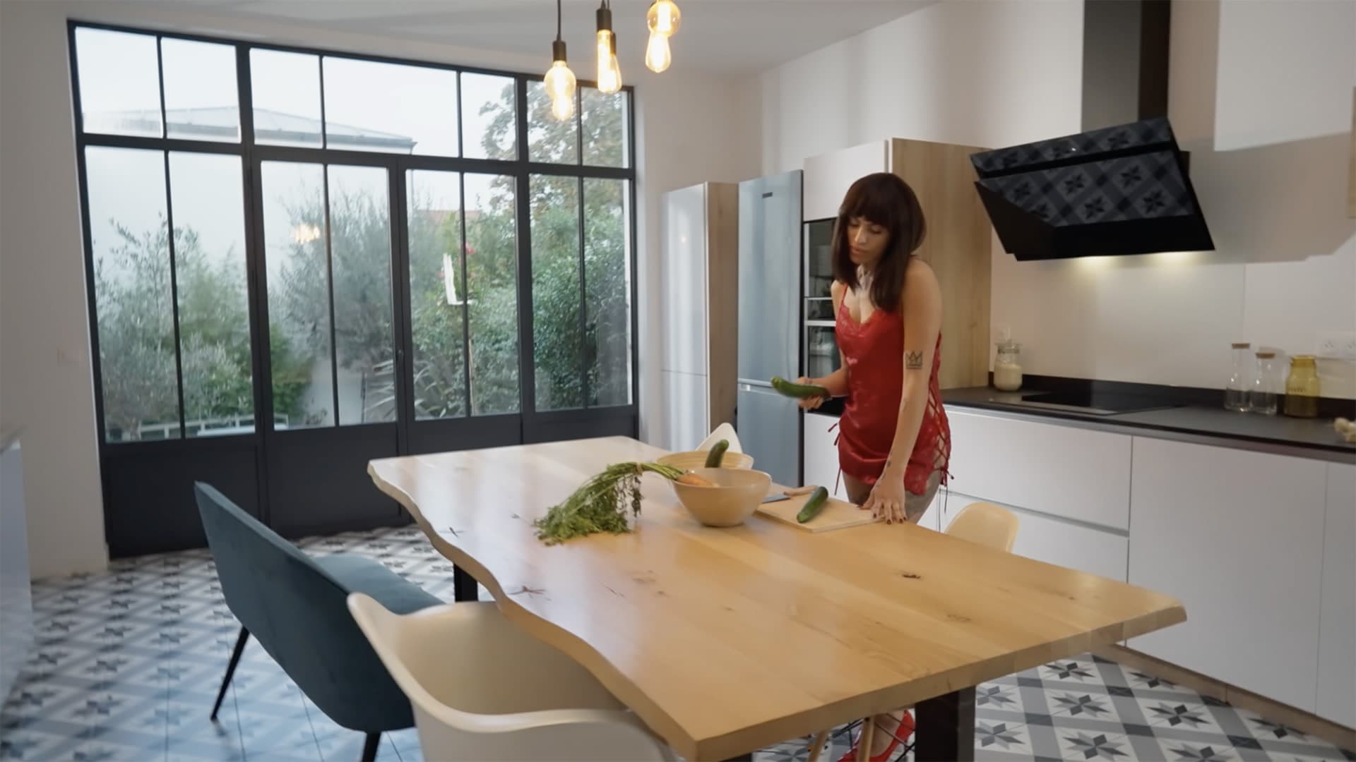 Une beurette sexy me chauffe dans la cuisine